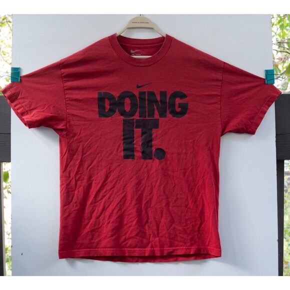 Nike Older Style Center Swoosh Doing It Men's Red Graphic Logo T-Shirt Size XL - Picture 1 of 5